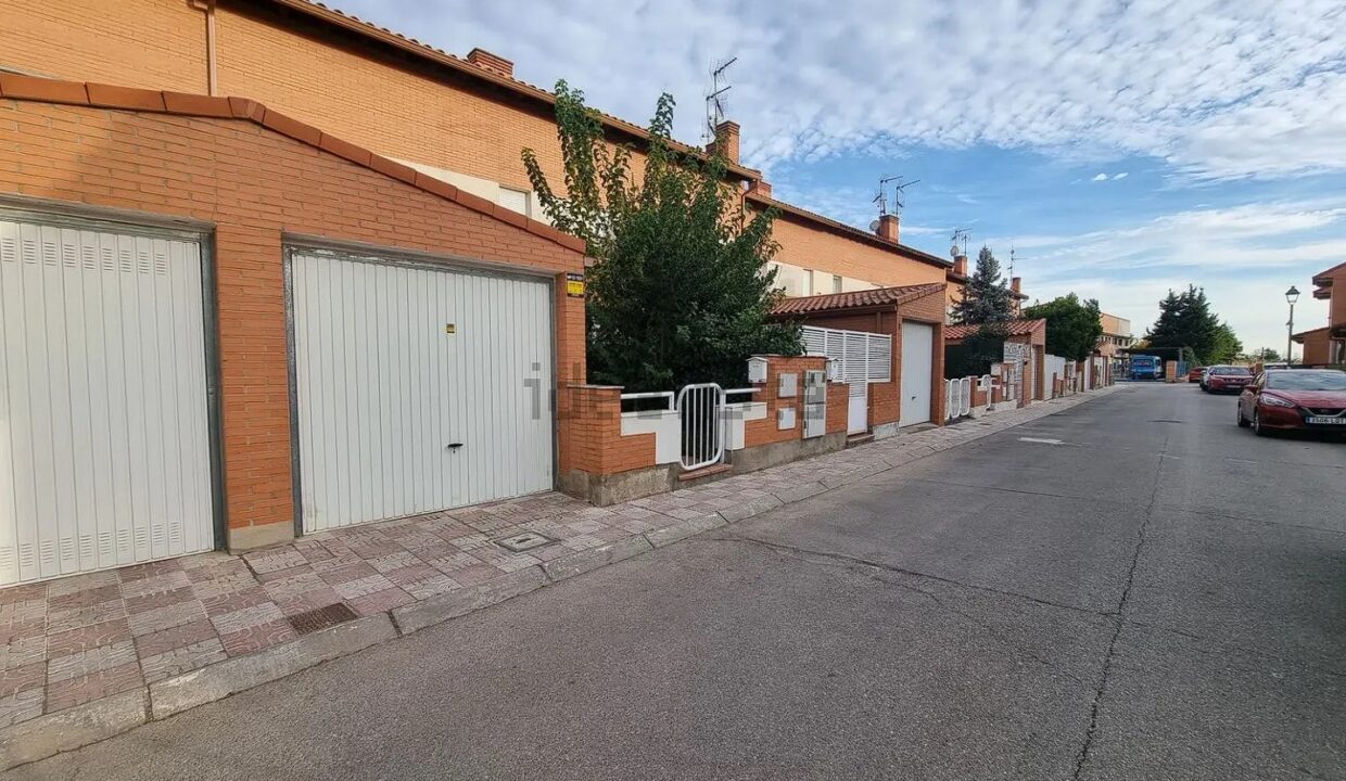 Chalet adosado en CL Ramon De Garciasol (1)