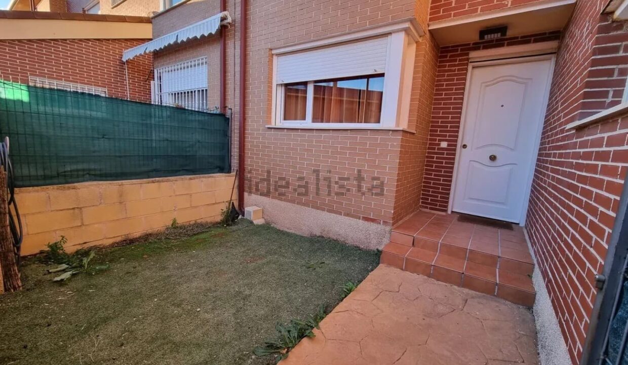 Chalet adosado en venta en Tortola de Henares (1)
