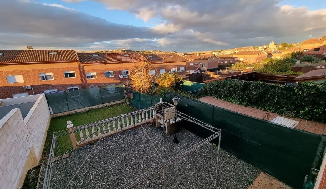 Chalet adosado en venta en Tortola de Henares (25)